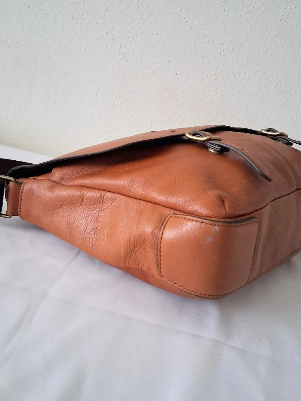 Fossil Cognac Leather Messenger Bag with Dark Brown Strap